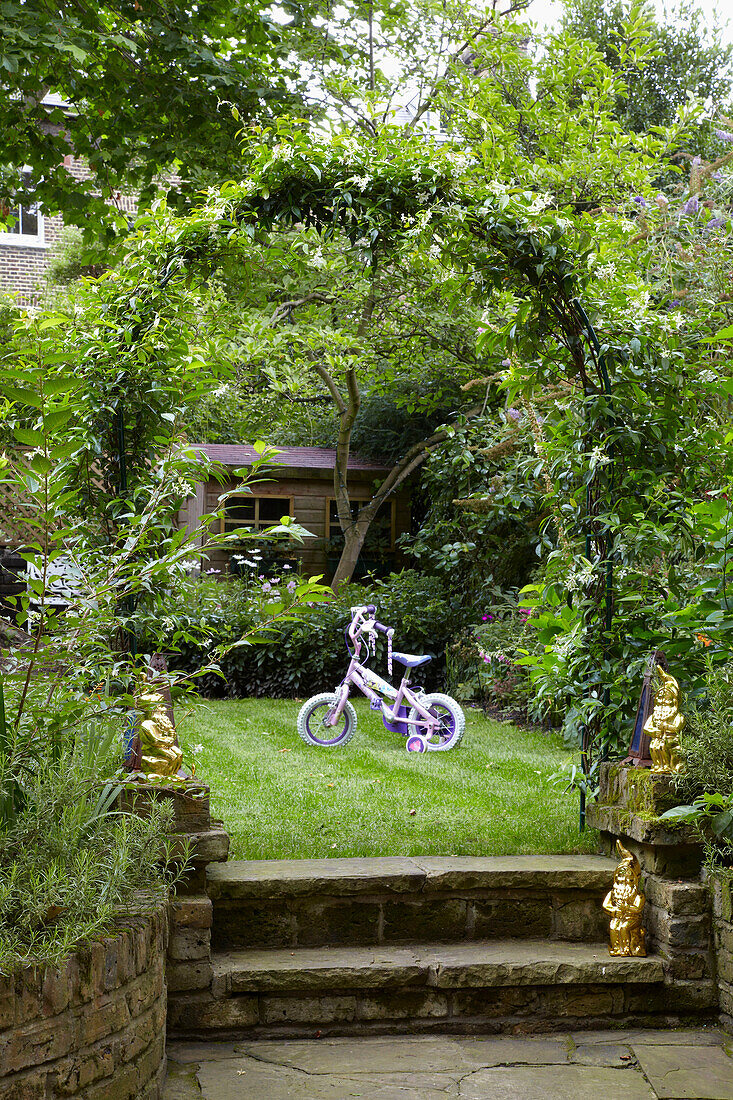 Dreirad eines Kindes im Garten eines Londoner Hauses