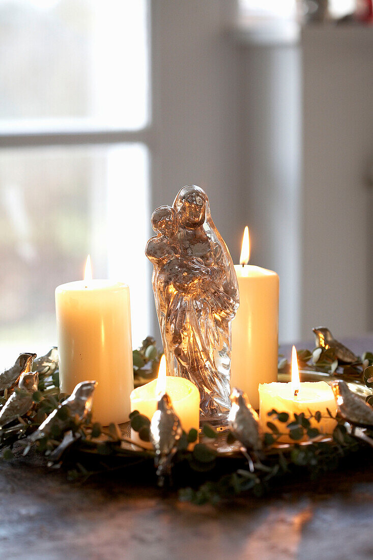 Advent wreath with golden statue of Madonna and child