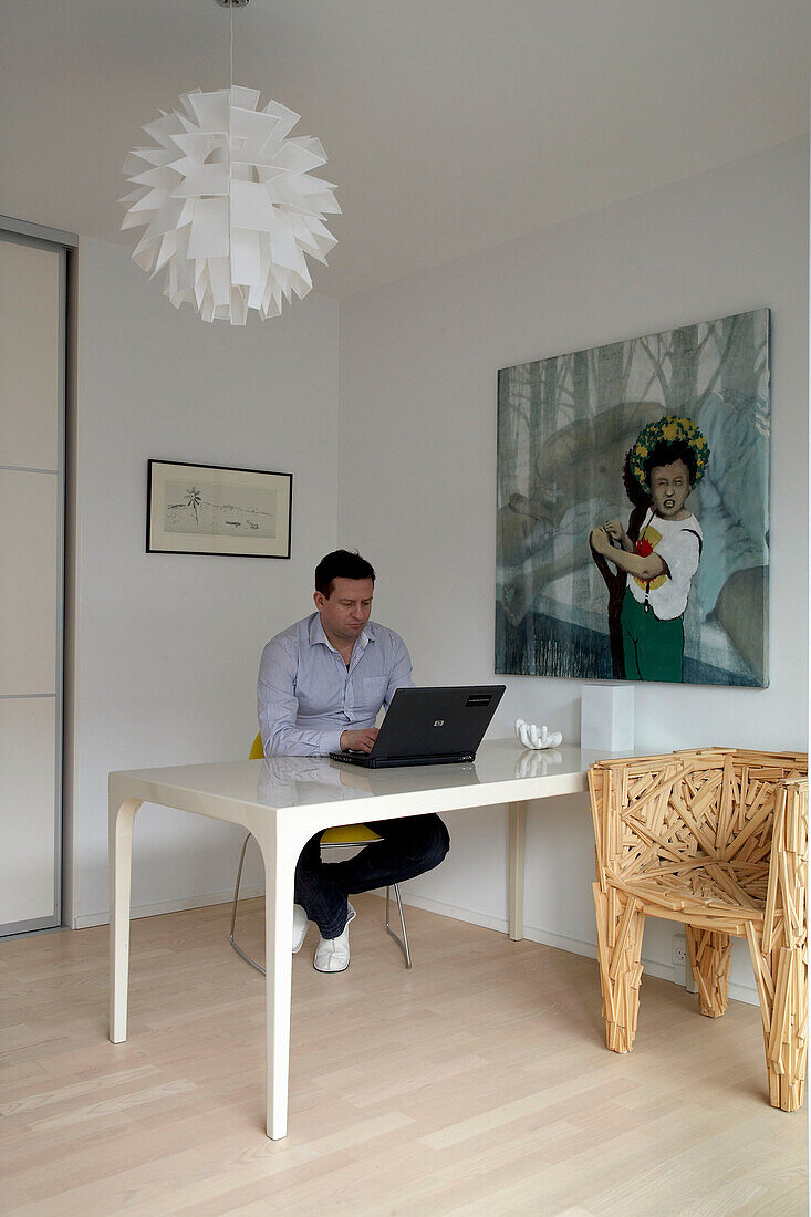 Mann mit Laptop in modernem Home-Office