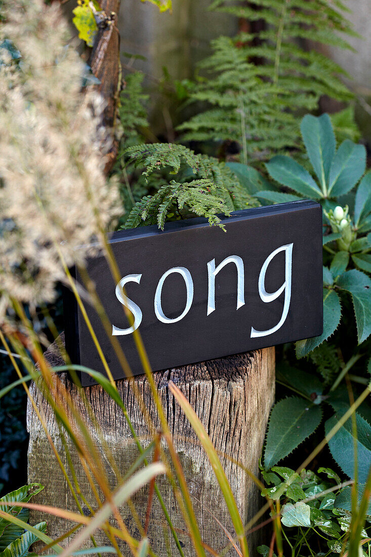 Steinschild mit dem Schriftzug 'song' im Garten von Brighton, Sussex, UK