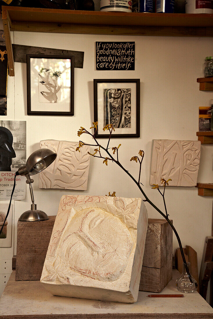 Gipsabdruck, Vintage-Lampe und Kunstwerke in einem Haus in Brighton, Sussex, UK