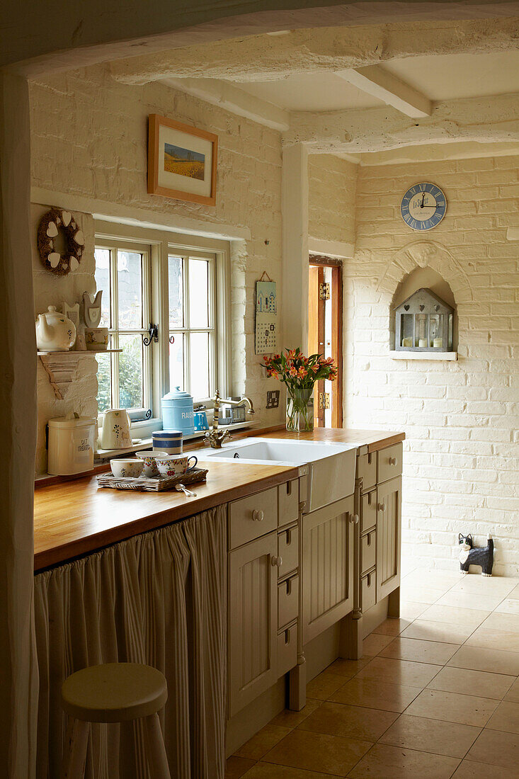 Arbeitsplatte aus Holz in weiß getünchter Küche eines Hauses in West Sussex, England, UK