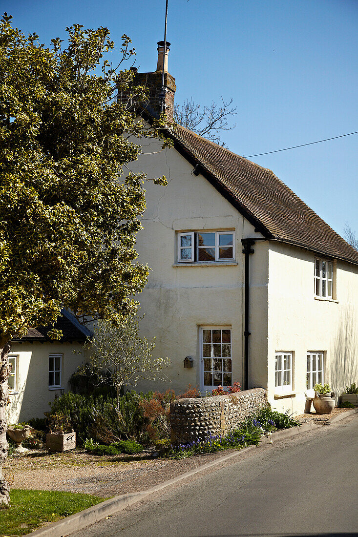 Cremefarbene Außenfassade eines Hauses in West Sussex, England, UK