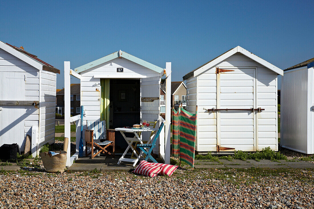 Strandhütte an der Küste von West Sussex, England, UK