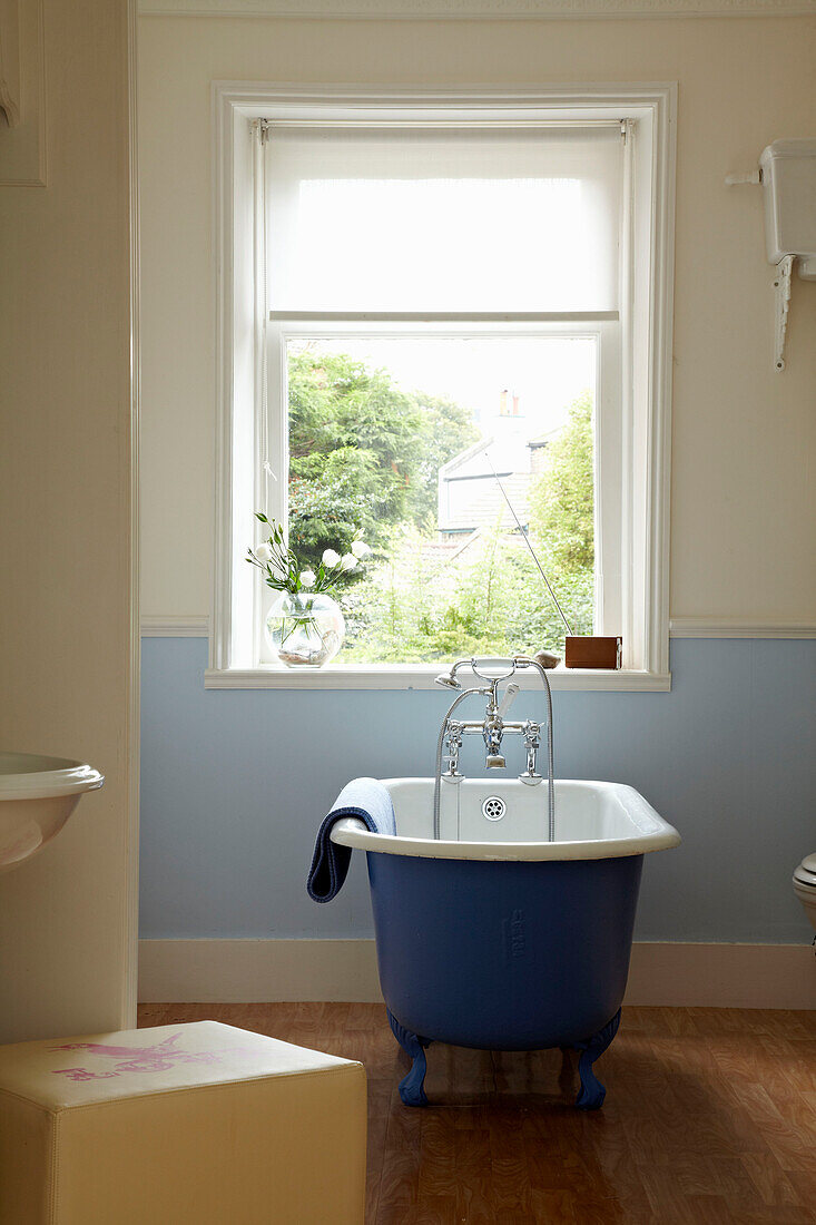 Freistehende Rolltop Badewanne in einem Stadthaus in Brighton, Sussex, England