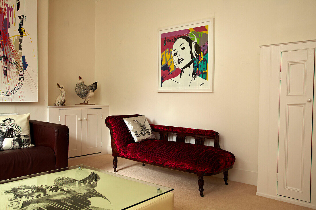 Chaiselongue und modernes Wandbild in einem Stadthaus in Brighton, Sussex, England, UK