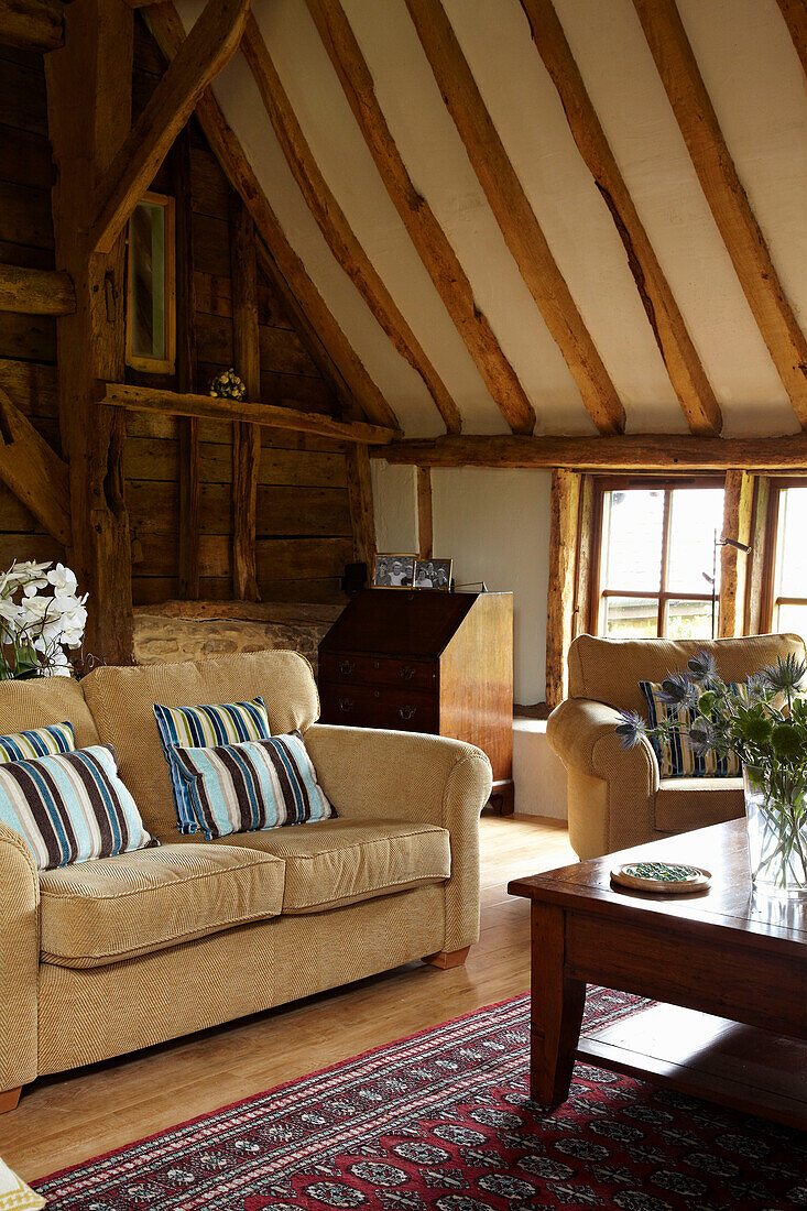 Wohnzimmer mit Holzbalkendecke in West Sussex, England, UK