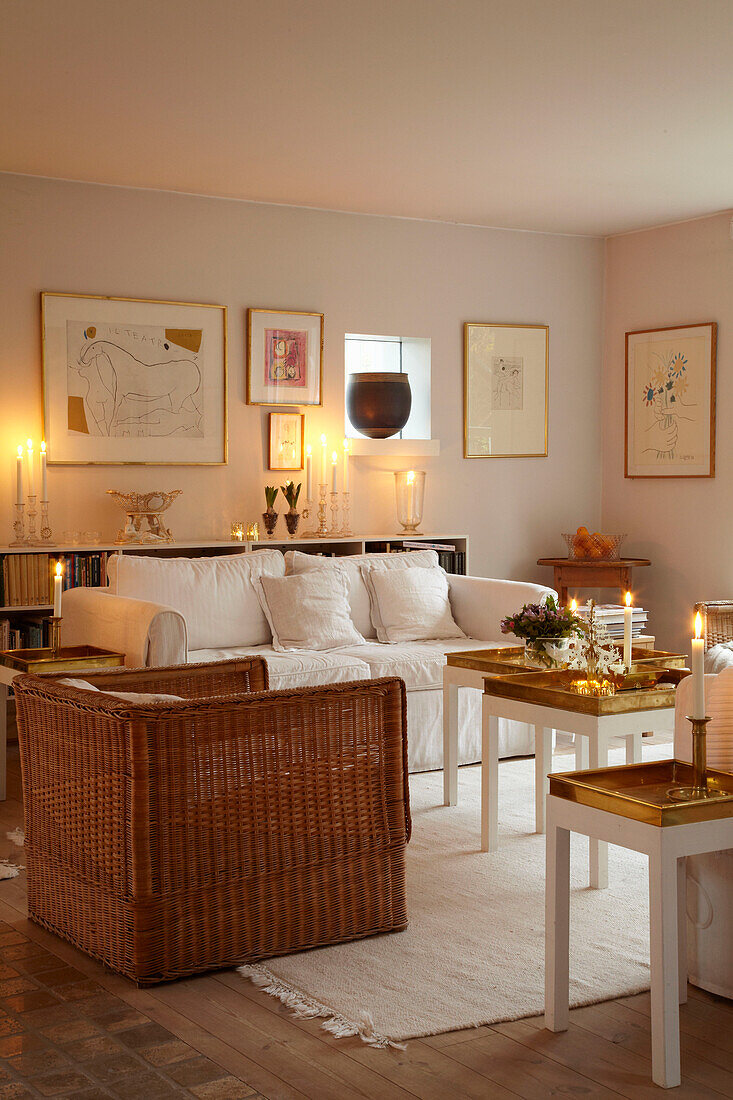 Weißes Sofa und Kunstwerk in skandinavischem Wohnzimmer