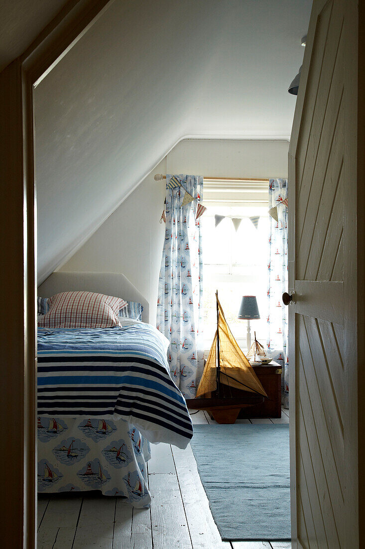 Blick durch die Tür ins Schlafzimmer eines Strandhauses in Norfolk, UK