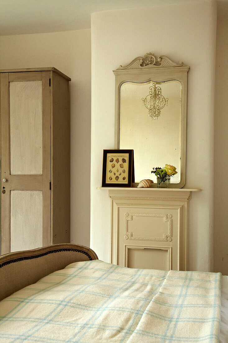 Cremefarbenes Schlafzimmer in einem Strandhaus in Norfolk, UK