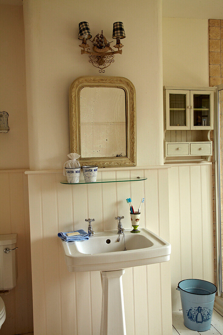 Standwaschbecken im Badezimmer eines Strandhauses in Norfolk, UK