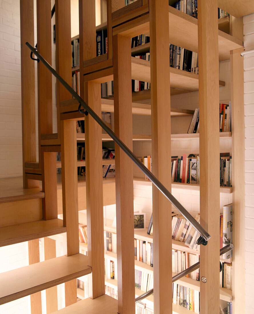 Detail einer modernen Holztreppe mit eingebauten Bücherregalen