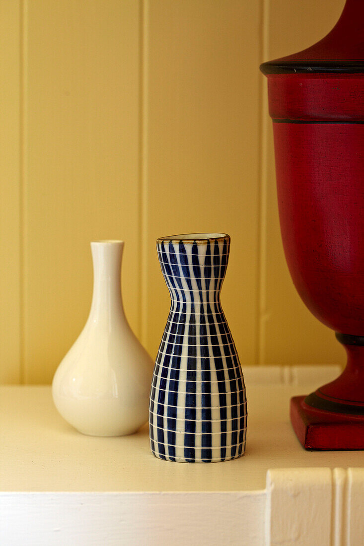 Drei Vasen auf Regal in Strandhaus in Cromer, Norfolk, England, UK