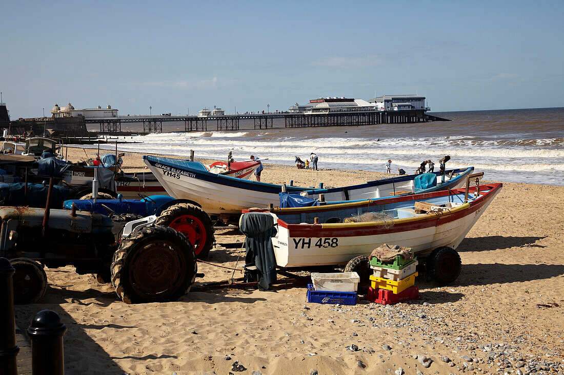 Fischerboote am Strand von Cromer, Norfolk, England, UK