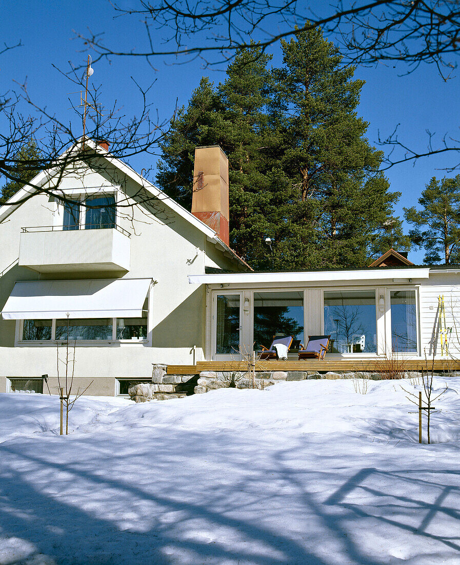 Außenansicht eines schwedischen Holzhauses im Winter