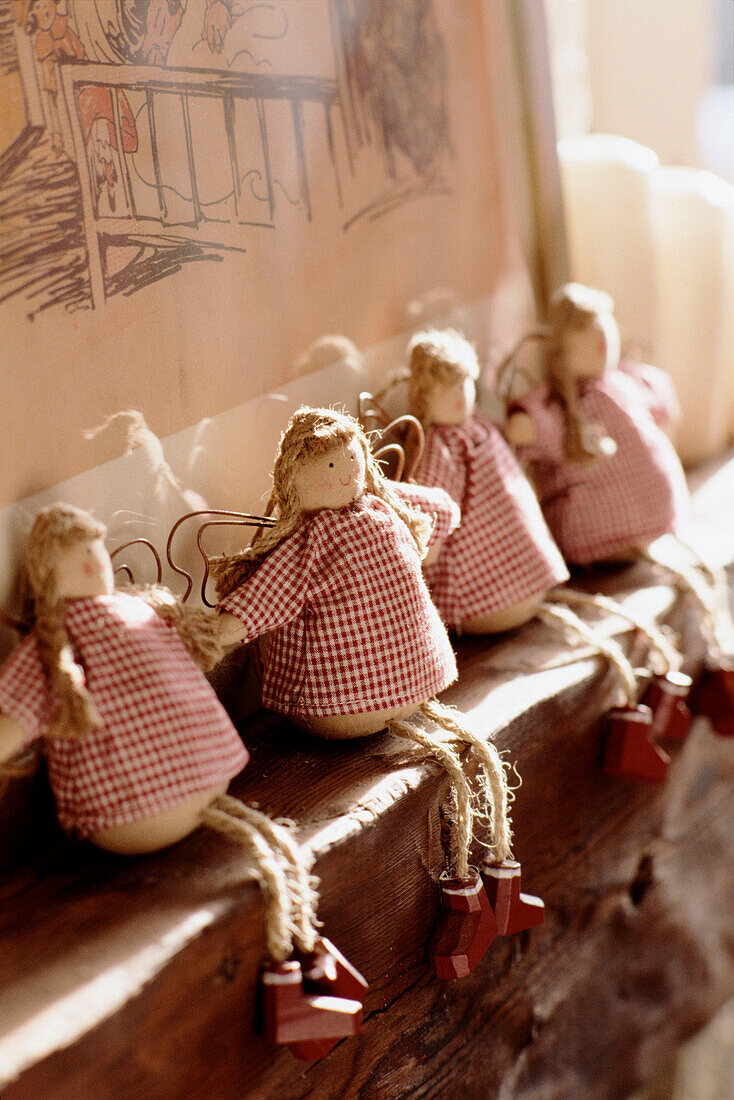 Detail eines Schlafzimmers im Landhausstil mit handgefertigten Puppen