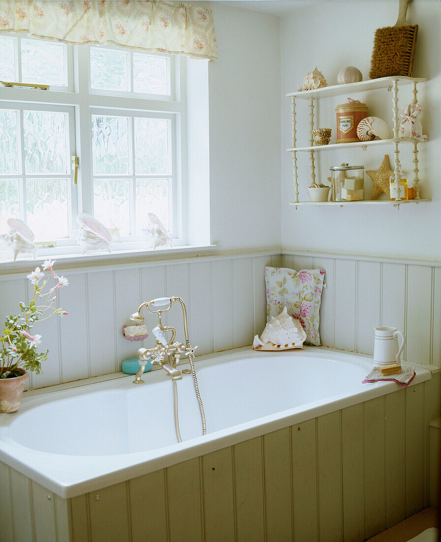 Badezimmer im Landhausstil mit Holzvertäfelung, Badewanne, Fenster, Regal und Zimmerpflanze