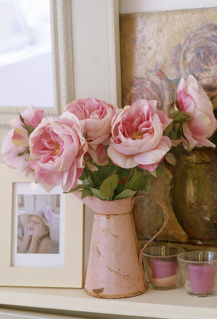 Arrangement aus rosa Rosen in Emaillekrug