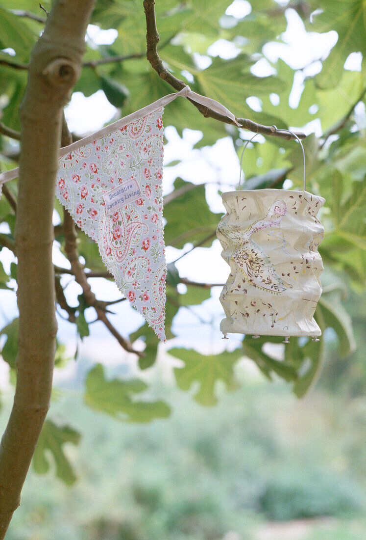 Papierlaterne und Wimpel im Baum