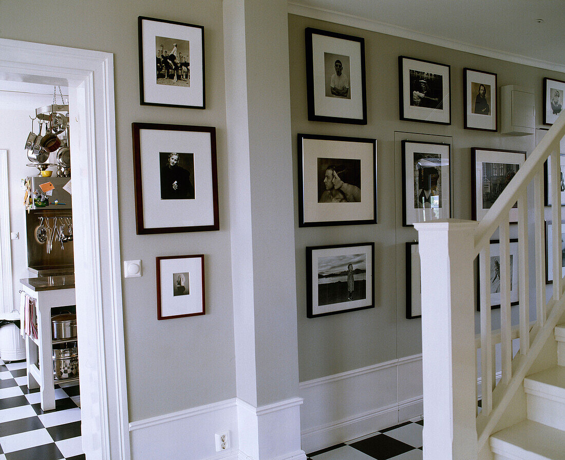 Sammlung von Schwarz-Weiß-Bildern im Hausflur