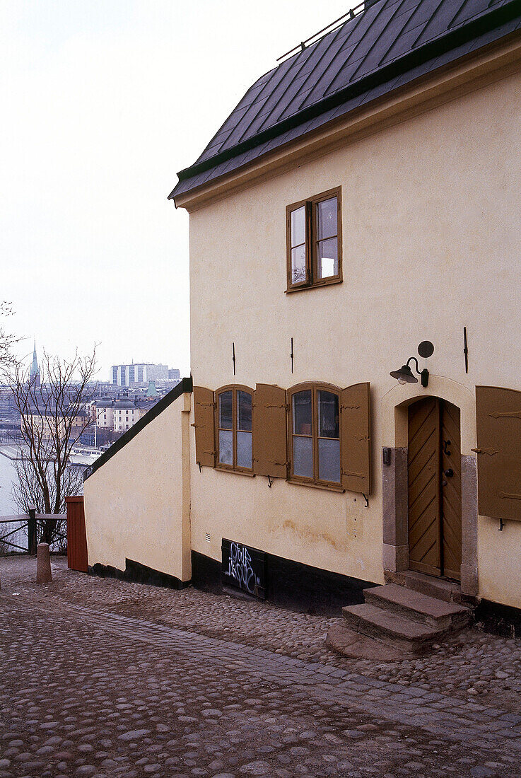 Außenansicht eines Hauses mit Fensterläden, Stockholm, Schweden