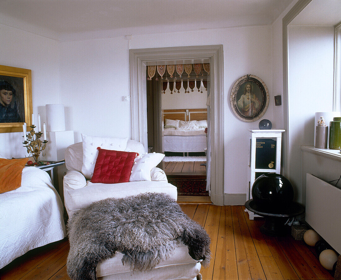 Wohnzimmer mit weißem Sofa und Sessel, Stockholm, Schweden