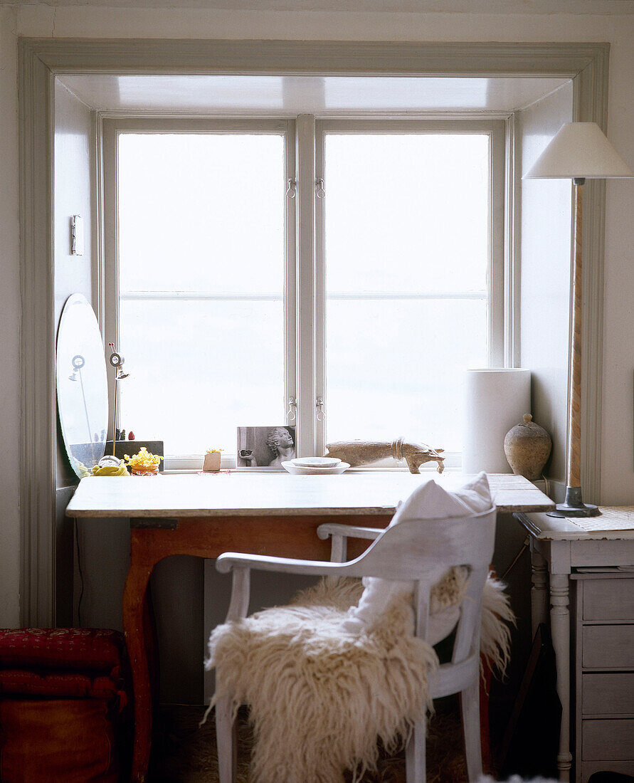 Schreibtisch mit weiß lackiertem Stuhl in Fensternische, Stockholm, Schweden
