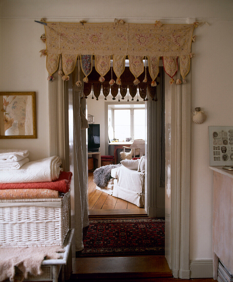 Blick durch eine offene Tür in ein Zimmer mit Tagesbett