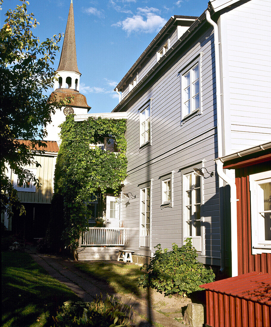 Außenansicht eines schwedischen Stadthauses aus Holz