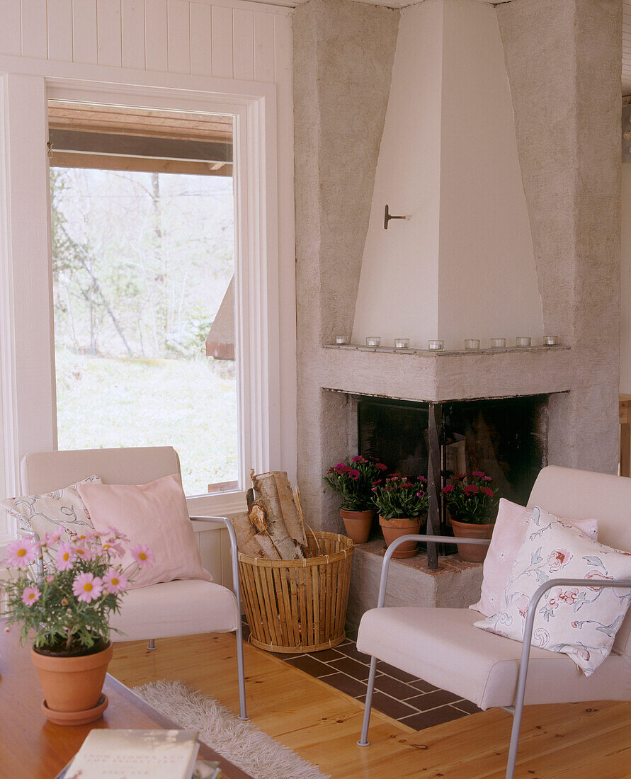Detail eines modernen Wohnzimmers im skandinavischen Stil in neutralen Farben mit kegelförmigem Kamin