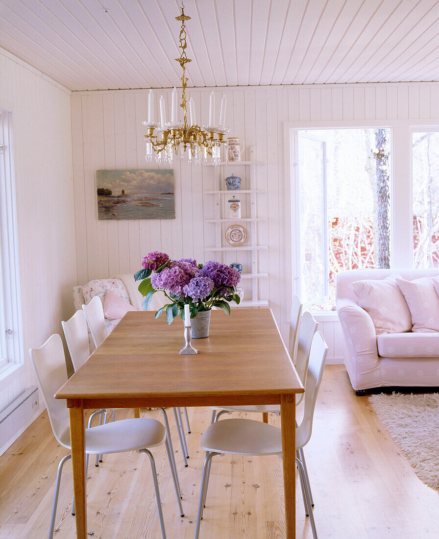 Ein modernes Wohnzimmer im skandinavischen Stil mit Esstisch aus Holz
