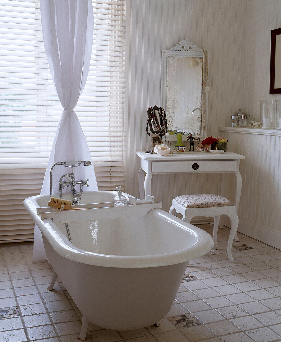 Freistehende Rolltop Badewanne in der Mitte eines Badezimmers im Landhausstil