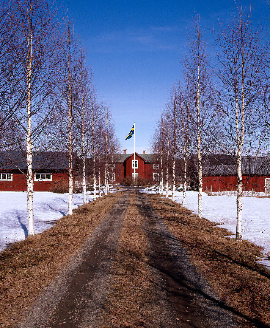 Außenansicht eines traditionellen schwedischen Holzhauses