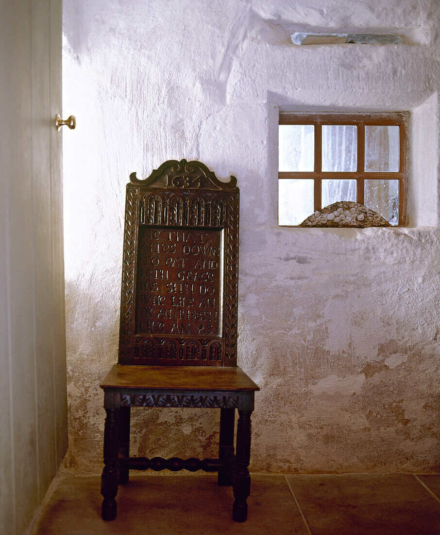 Geschnitzter Stuhl im jakobinischen Stil