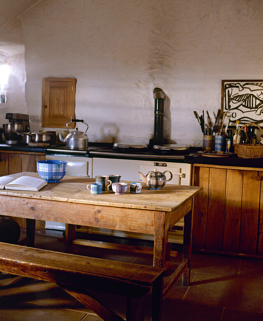 Landhausküche mit Holztisch und Sitzbank