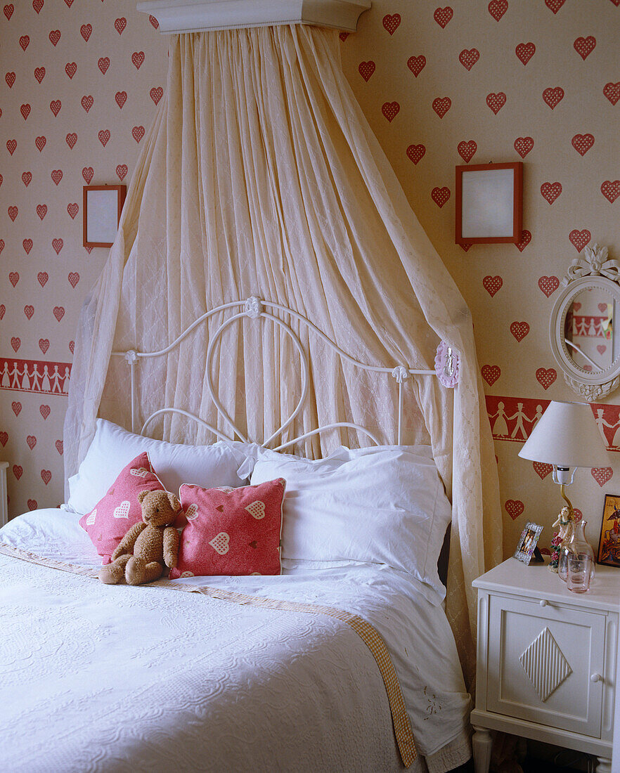 Kinderzimmer mit lackiertem schmiedeeisernem Bett und Baldachin