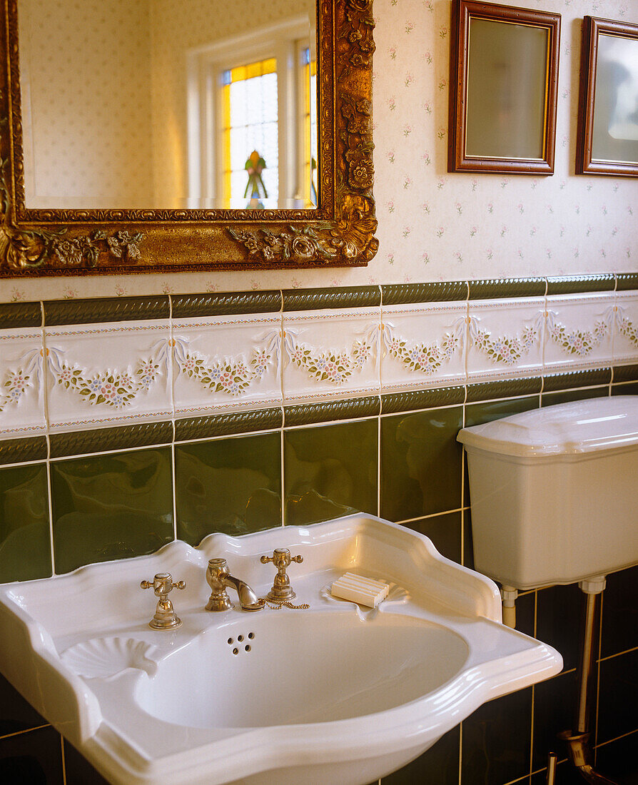 Badezimmer im traditionellen Stil mit Goldrahmenspiegel über einem Sockelwaschbecken