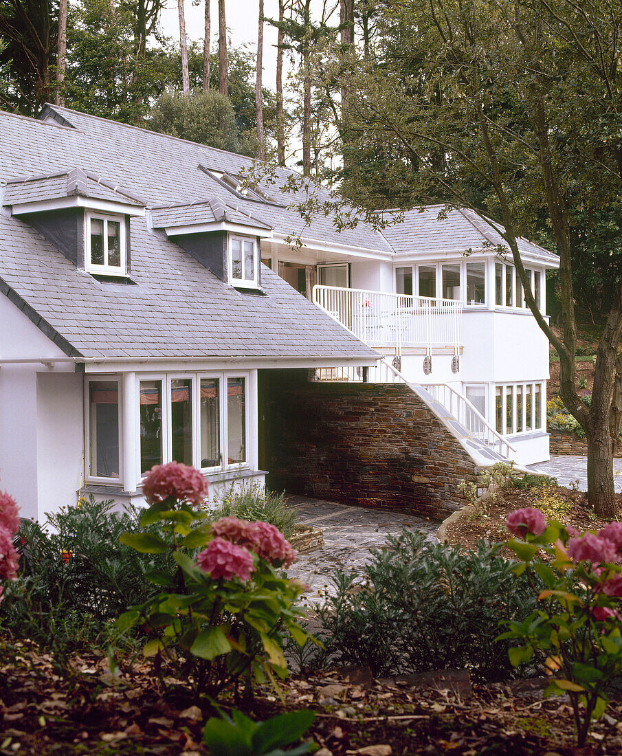 Außenansicht eines neu gebauten freistehenden Landhauses