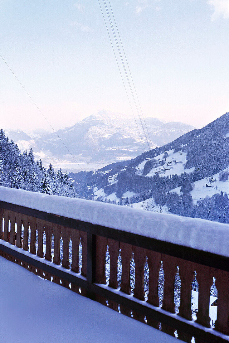 Blick auf die Berge vom Balkon eines schweizer Chalets