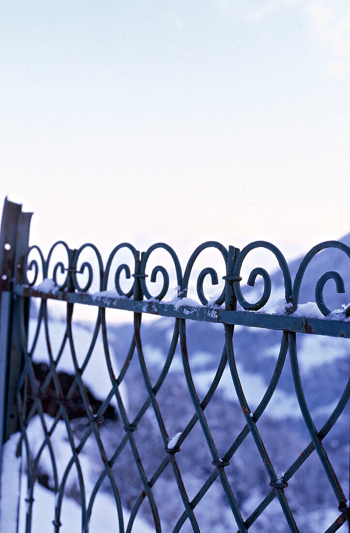Detail eines schmiedeeisernen Geländers auf dem Balkon eines schweizer Chalets