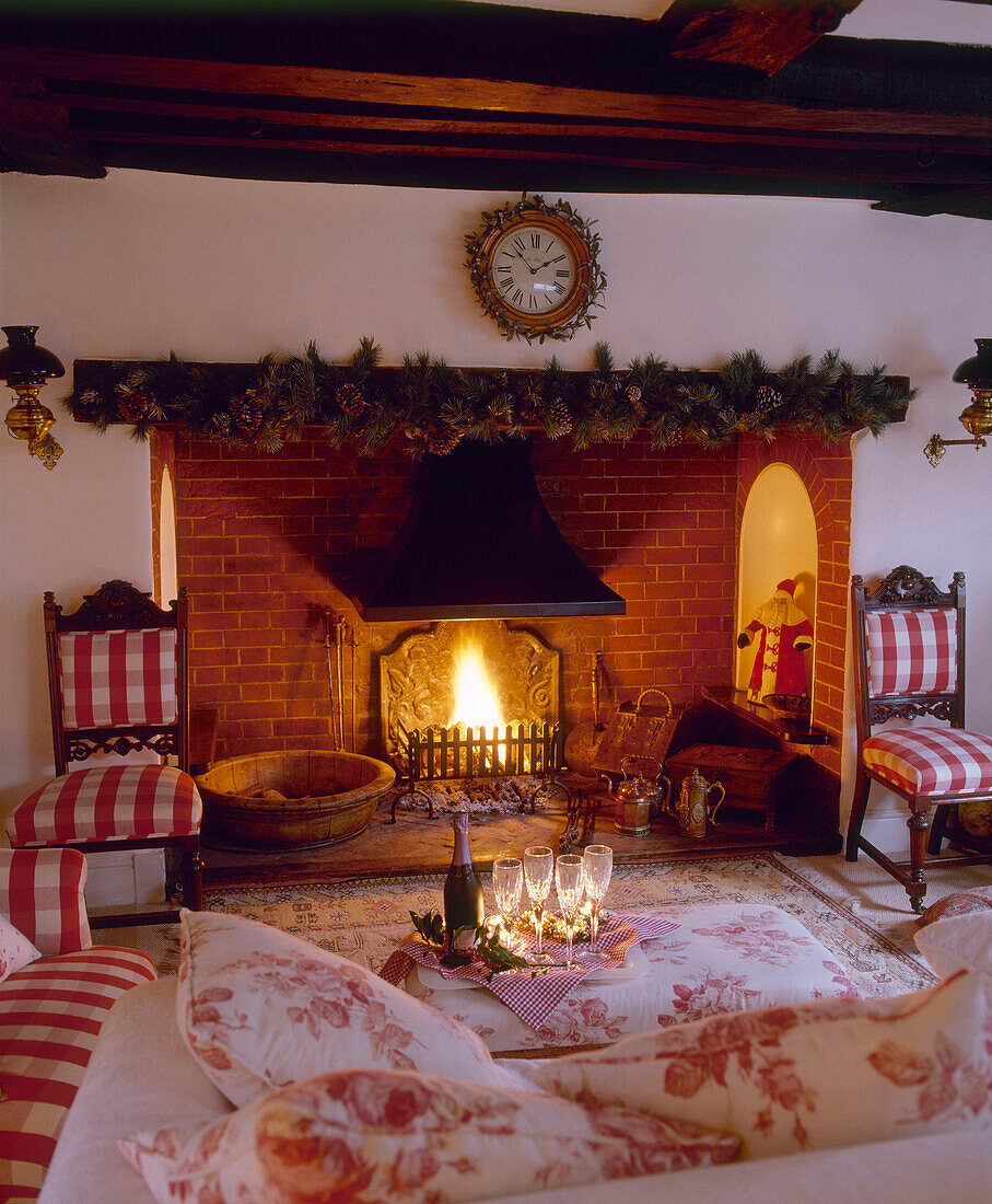 Weihnachtlich dekoriertes Wohnzimmer im Landhausstil