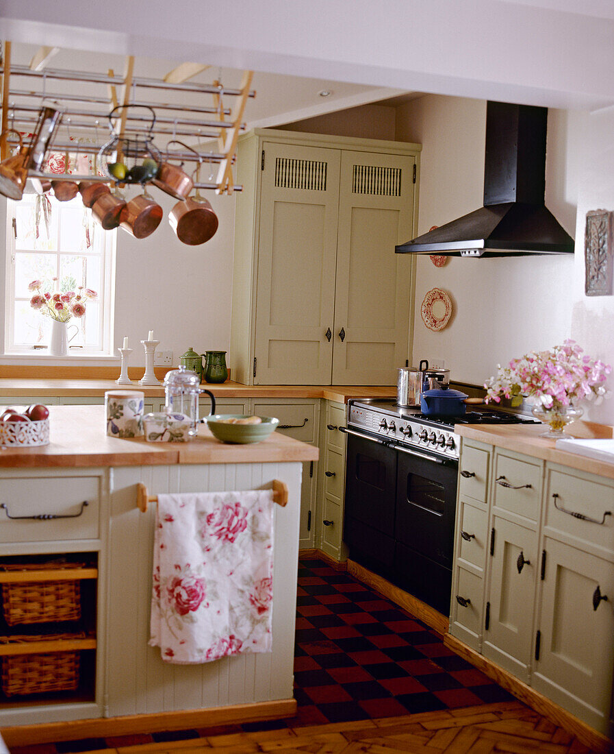 Küche im Landhausstil mit Backofen und lackierten Schränken