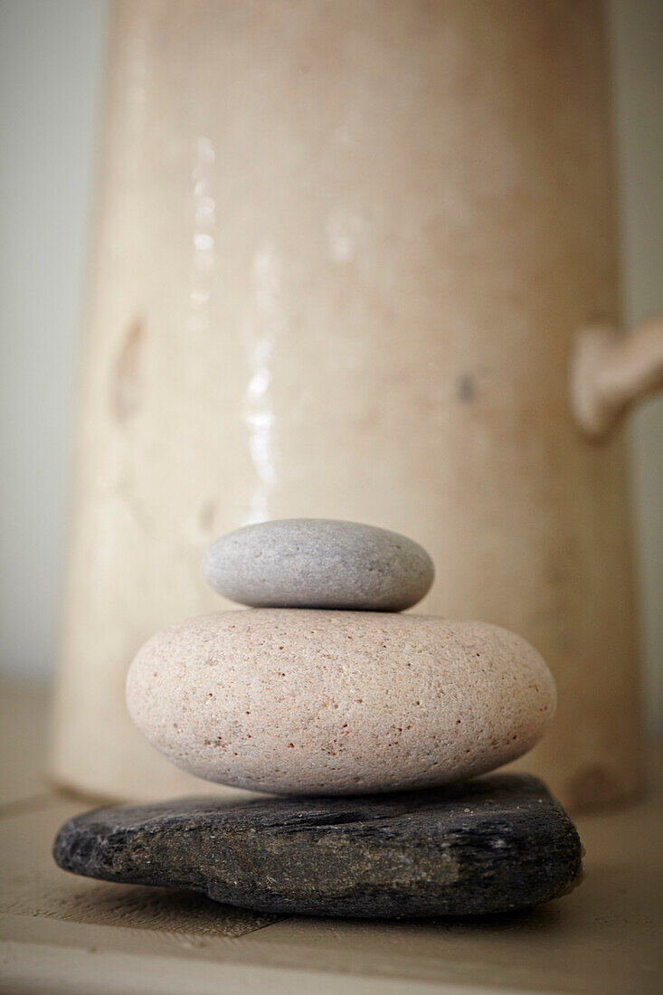 Drei Kieselsteine und Keramikkrug im Strandhaus von Port Issac, Cornwall