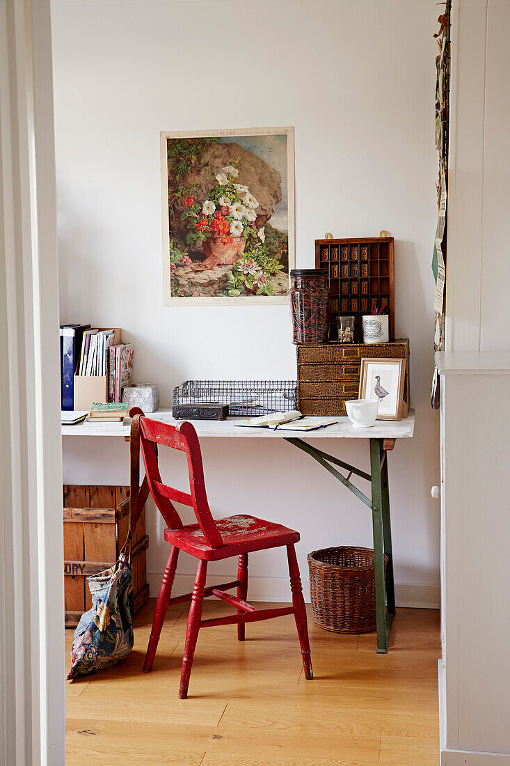 Roter Stuhl am Schreibtisch mit Gemälde in Shoreham by Sea, West Sussex, UK