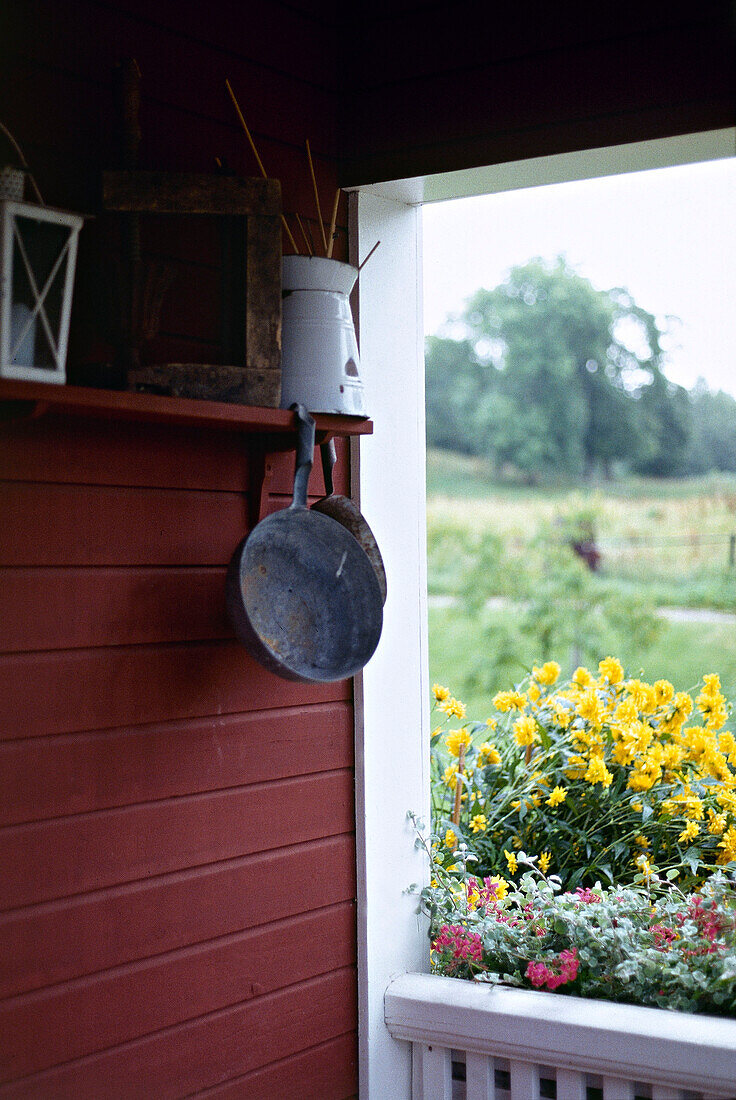 Veranda mit gestrichenen Holzdetails