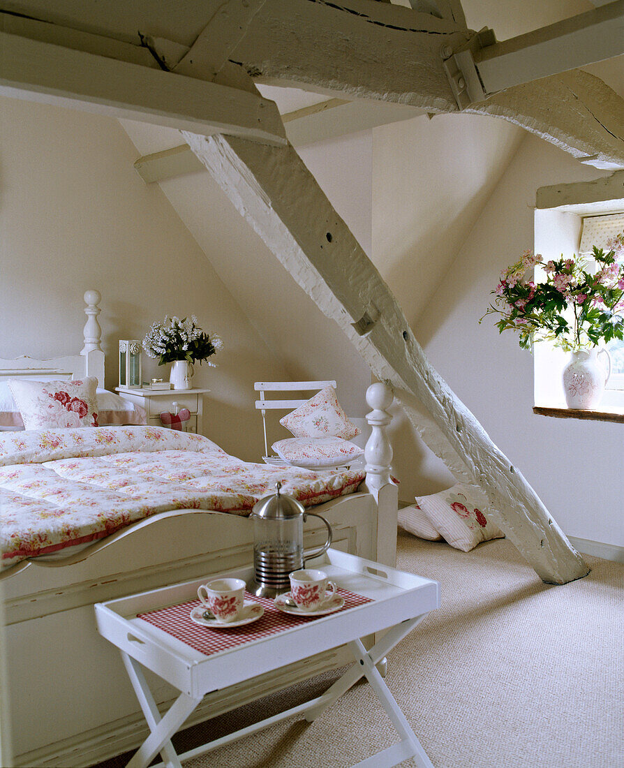 Doppelbett aus Holz in einem Schlafzimmer im Landhausstil