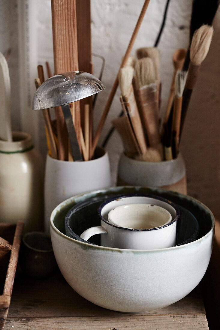 Werkzeuge und Schalen auf der Werkbank im Atelier eines Keramikkünstlers in Brighton
