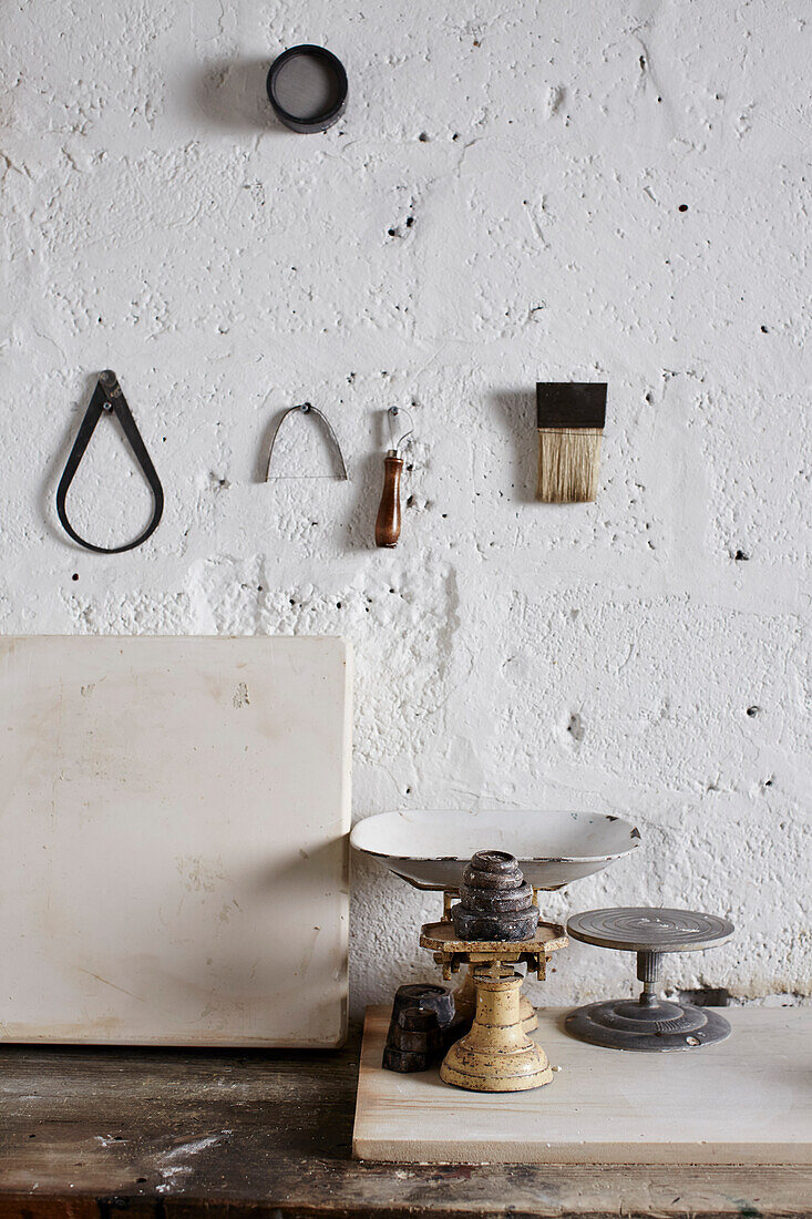 Waagen und Werkzeuge auf einer Werkbank im Atelier eines Keramikkünstlers in Brighton, East Sussex, UK