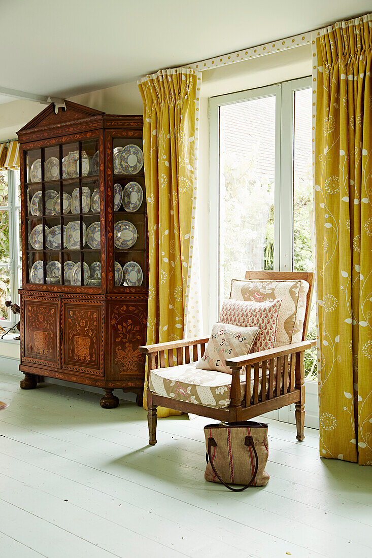 Gepolsterter Stuhl und Schrank im Haus einer Textildesignerin in Cotswold, Großbritannien