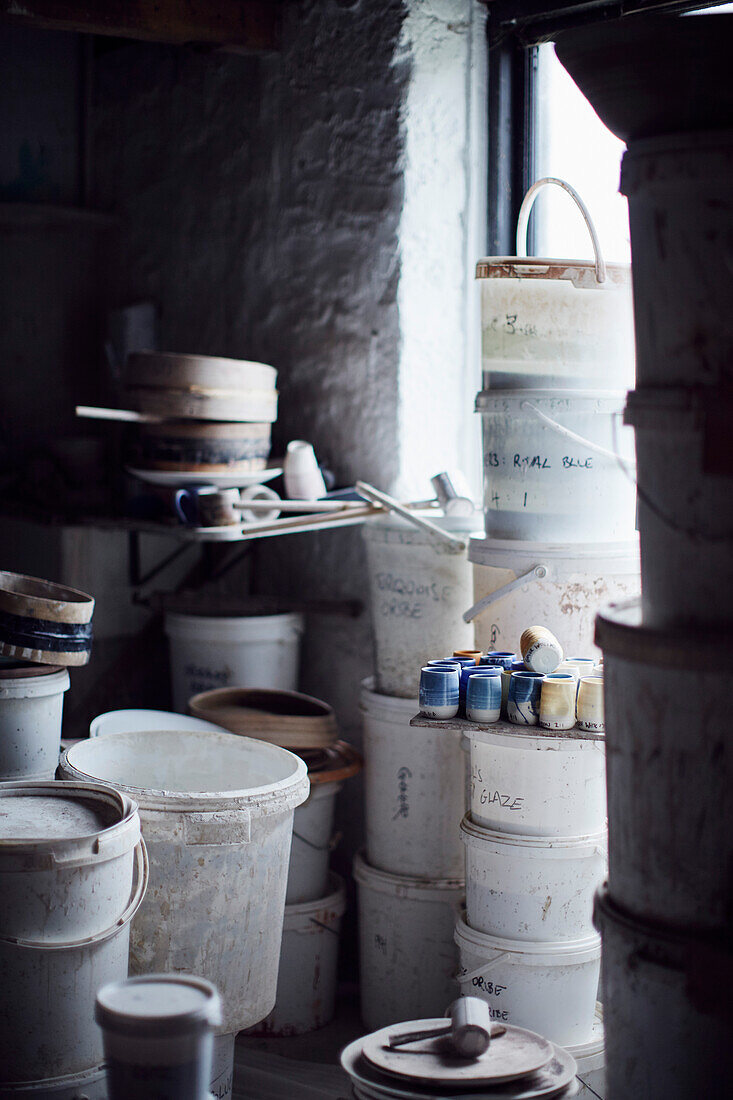 Glasierte Töpfe und Eimer in der Prindl Pottery in Cornwall, UK